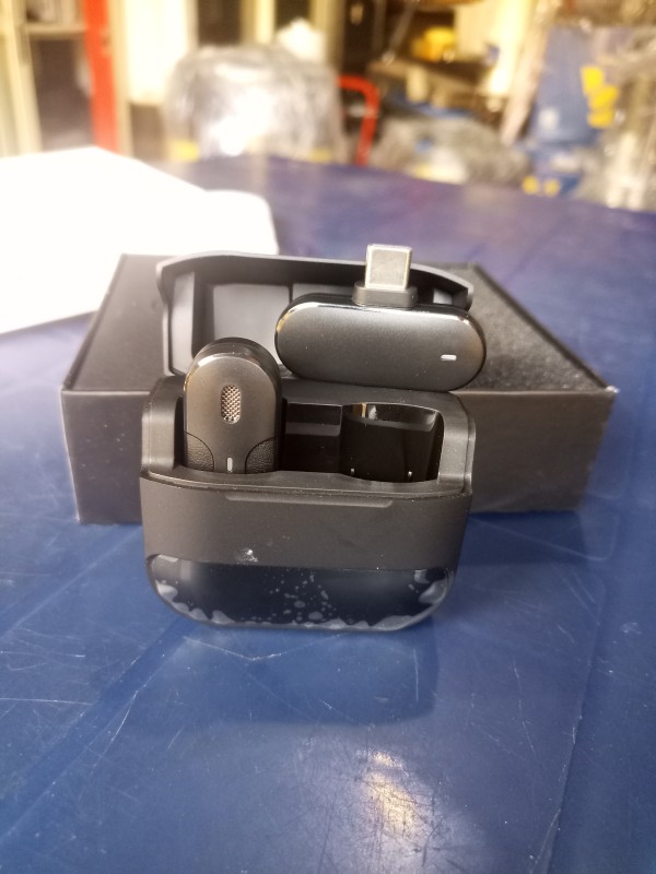 M8 Wireless Microphone: One microphone, One Receiver