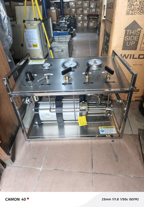 Gas Booster Pump: Maximum Gas Outlet Pressure: 1200 BAR / 17,400 PSI