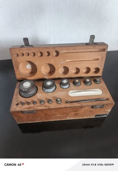 Kern 1 g – 1 kg Set of Brass Weights in Wooden Box